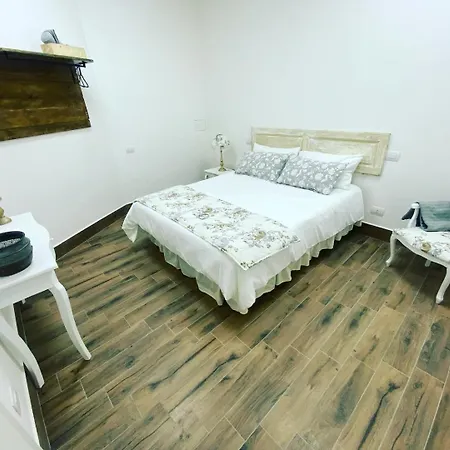 فندق مبيت وإفطار La Di Laura نابولي